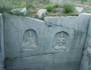 积极推动旅游业发展