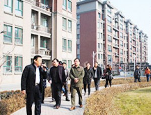我村以经济发展建设为中心