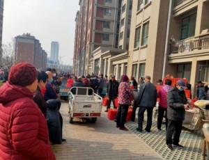 【党建引领 文明实践】南马坊村为老年人发放春节福利